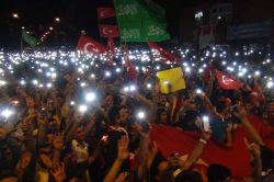 Halk darbecilere karşı dik duruşlarıyla ders veriyor video foto