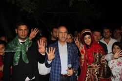 Gelinle damattan darbe karşıtı gösterilere destek