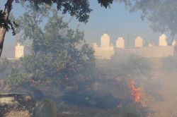 “Söndürülemeyen yangın mezarlığa sıçradı”