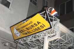 Kapatılan okulların tabelaları sökülüyor