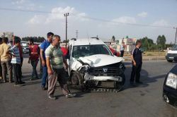 TIR ile otomobil çarpıştı: 2 ağır yaralı