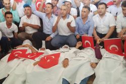 Şanlıurfa'da darbe girişimine karşı kefenli protesto