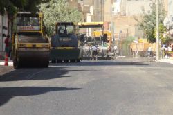 Nusaybin’de parke taşlar söküldü, yollar asfaltlandı