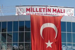Batman’da kapatılan okula “Milletin Malı Milletin Hizmetinde” afişi asıldı