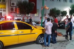 Virajı alamayan ticari taksi kaza yaptı