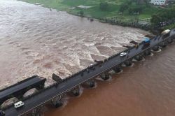 Hindistan’da köprü çöktü: 22 kayıp