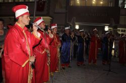 Darbeyi mehteran takımı ile protesto ettiler