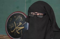 ABD’de çarşaflı kadın nikabını açmadığı için mağazadan kovuldu