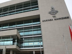 AYM 2 üyesini meslekten ihraç etti