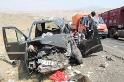 Kumçatı mevkiinde hafif ticari araç ile TIR çarpıştı: 2 ölü 3 yaralı foto