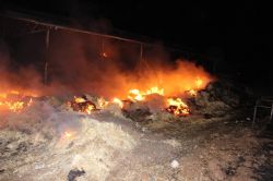 Anız yangını çiftliği küle çevirdi