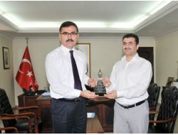 Bisiklet Federasyonundan Vali Turhan'a Plaket