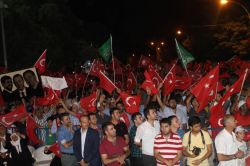 Muş halkı darbecilere tepki vermeye devam ediyor