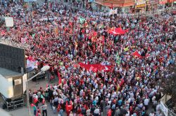 Van’da on binlerce halk darbe nöbetinde
