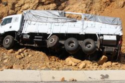 Hakkari’deki patlamada kamyon sürücüsü hayatını kaybetti