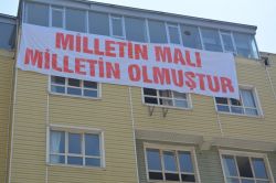 Batman'da kapatılan dershanelere “Milletin Malı Milletin Olmuştur” afişi asıldı