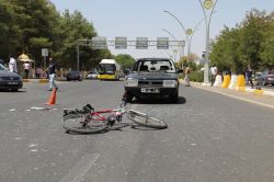 Dicle Üniversitesi kampüsünde otomobilin çarptığı bisiklet sürücüsü yaralandı