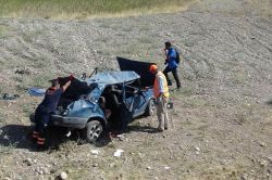 Adıyaman-Kahta yolunda otomobil şarampole yuvarlandı:1 ölü, 2 yaralı