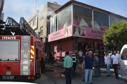 İşyerinde çıkan yangında 2 kişi zehirlendi