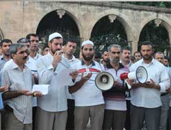 Şanlıurfalılar Arakanlı Müslümanlar İçin Sabah Namazında Ayaktaydı