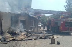 Depo olarak kullanılan bir iş yerinde yangın çıktı