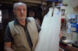 63 yıldır pide fırıncıları için kürek imal ediyor