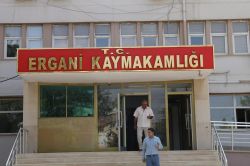 Ergani Kaymakamlığından üniversiteyi kazanan öğrencilere yardım