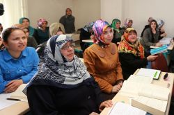 Kadınlardan okuma-yazma kursuna ilgi