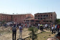 Elazığ Emniyet Müdürlüğü önünde bomba patlatıldı