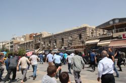 Diyarbakır Ulu Camide halkı provoke eden kişiye cemaatten sert tepki