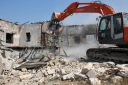 Toros'ta Metruk Binalar Yıkılıyor