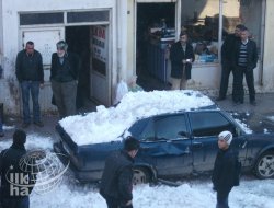 Çatılardan Düşen Kar Kütlesi Tehlike Saçıyor