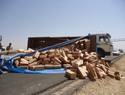 Bulgur Yüklü Kamyon Devrildi