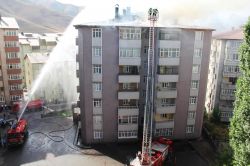 Bitlis'te Hüsrevpaşa Mahallesi çam sitesinde yangın foto