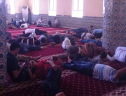 Sıcaktan Bunalan Camiye Koşuyor