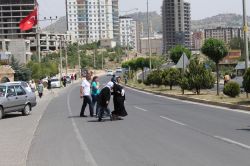 Üst geçit yetersizliği halkın hayatını riske atıyor