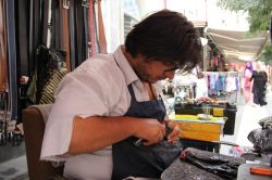 Üniversite mezunu ayakkabı tamircisi