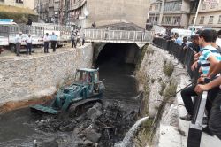 Hastalık saçan Bitlis deresi temizleniyor