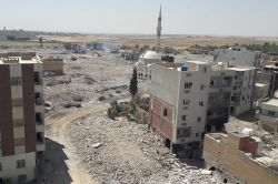 Nusaybin’de ağır hasarlı yapıların yıkımı sürüyor