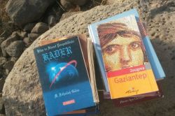 Boş arazide silah ve Gülen’e ait kitaplar bulundu