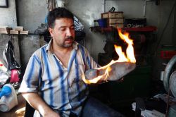 Ayakkabıları yakarak boyuyor