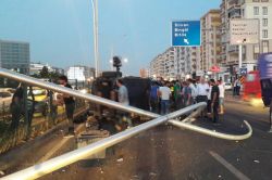 Zırhlı polis aracı devrildi: 2 yaralı