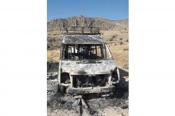 PKK'liler köy servisini ateşe verdi