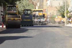 Parke taşları sökülüp sıcak asfalt dökülüyor