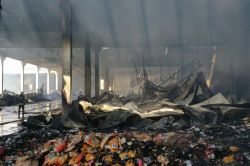 Diyarbakır’daki depo yangınını soğutma çalışmaları sürüyor