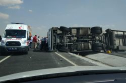 Tekeri patlayan TIR devrildi: 1 yaralı