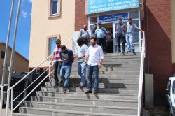 Kendini polis olarak tanıtan dolandırıcı yakalandı