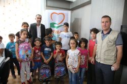 Yetim-Der’den yüzlerce çocuğa kırtasiye yardımı