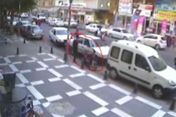 Motosiklet hırsızları güvenlik kamerasına yansıdı