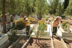 Mezarlıklarda bayram temizliği